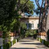 Il viale porta davanti a un cancello nero, quello che separa il parco pubblico dalla villa privata...